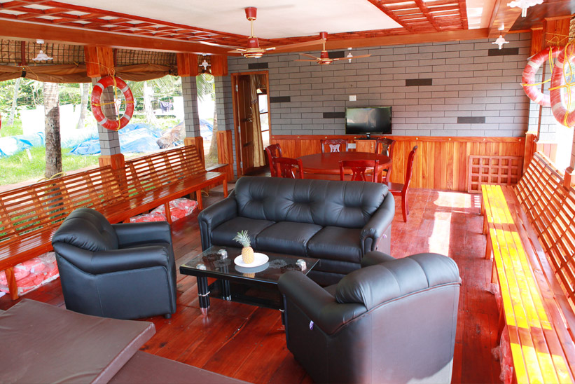 Luxurious amenities offered in Houseboat